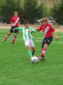 El Villa de Simancas paga su falta de acierto y pone al Betis en la semifinal 2 Un jugador del Simancas despeja ante la presión de un verdiblanco Foto: Raquel Gómez