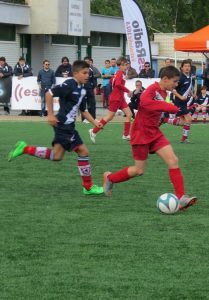 Un jugador del Sur conduce ante la presencia de otro del Simancas Foto: Raquel Gómez 