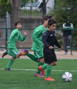 El Betis da la sorpresa del torneo y se planta en la final 2 Dos jugadores del Boecillo presionan a uno del Betis || Foto: Juan Postigo