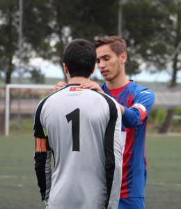 Fin de semana negro para el fútbol vallisoletano 2 El capitán de la Segoviana consuela al del Parquesol LN, Pablo || Foto: Víctor Álvarez