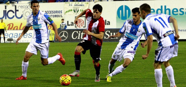 Un cachorro de talla intermedia