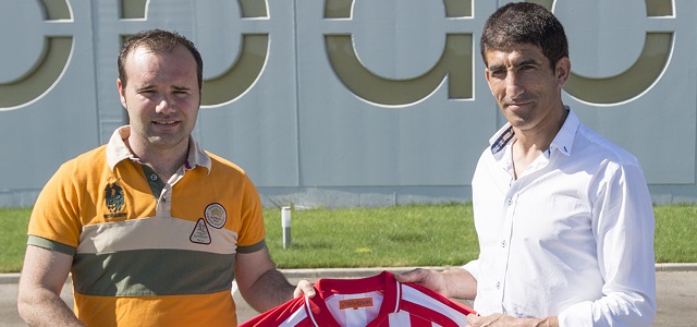 Turiel renueva por el Atlético Tordesillas 1 Turiel, junto a Óscar Serrano, presidente del At. Tordesillas || Foto: Diego Rayaces