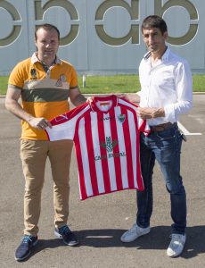 Turiel renueva por el Atlético Tordesillas 2 Turiel, junto a Óscar Serrano, presidente del At. Tordesillas || Foto: Diego Rayaces