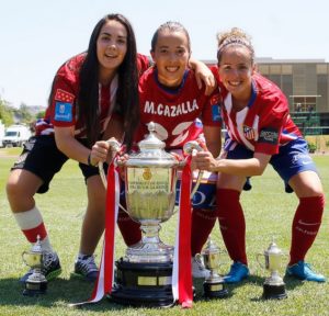 Ainoa Campo sube al primer equipo del Atleti Féminas 2 Ainoa posa con dos compañeras y con el título copero Foto: Atlético de Madrid