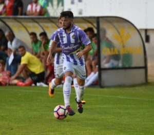 Jose avanza con el balón || Foto: Real Valladolid