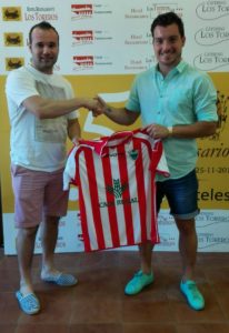 Atlético Tordesillas - Real Valladolid Promesas, primer amistoso de la pretemporada 3 Óscar Serrano, presidente, con Mato Foto: Atlético Tordesillas