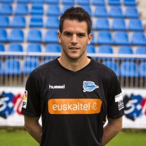 Pau Torres acompañará a Becerra bajo el arco 2 Pau Torres || Foto: D. Alavés