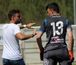 Rubén Albés da indicaciones a Sergio