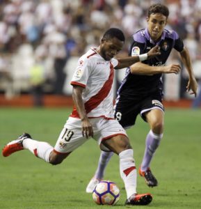 Jaime Mata: “Vine con otra idea, pero me estoy sintiendo cómodo jugando en la banda” 2 Mata persigue a Lass || Foto: LFP