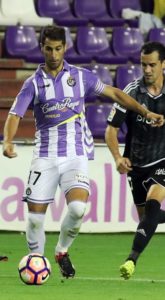Moyano lucha un balón con Linares || Foto: Real Valladolid