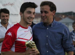 Viti, la brújula que marca el camino del Torde 3 Viti recoge el galardón al mejor jugador del Trofeo Diputación Foto: Víctor Álvarez
