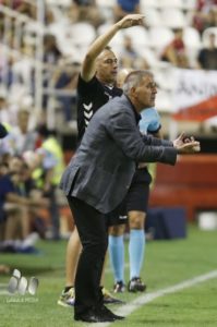 Paco Herrera: "Este equipo pinta bien" 2 Paco Herrera da una instrucción