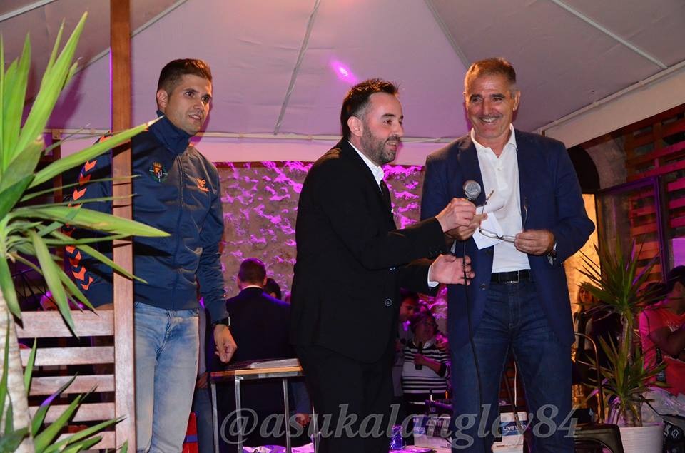 La conjura, con la afición 4 Paco Herrera, junto a José Antonio Pérez, presidente de la Federación de Peñas