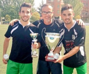 Derbi a la vista 2 Miguel de la Fuente, con dos de sus jugadores