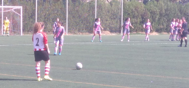 Peke: "Podemos dar más" 1 Peke se dispone a sacar una falta || Foto: Jesús Domínguez