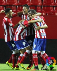 Varios jugadores celebran un gol