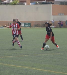 Parquesol y San Pío X buscan olvidar la jornada pasada 2 Paula Pastor presiona a una jugadora del Torrelodones || Foto: Sergio Sanz