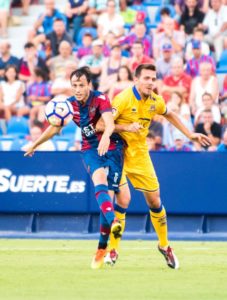 Espinosa despeja un balón || Foto: Levante UD