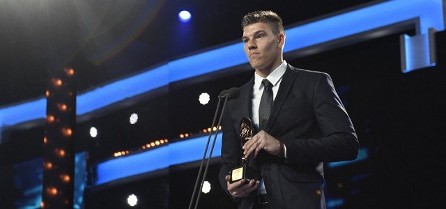 Becerra: "Estamos siendo sólidos atrás y efectivos arriba; esa es la línea" 1 Becerra, con el galardón que le acredita como mejor portero de Segunda en la temporada 2015/16 || Foto: LFP