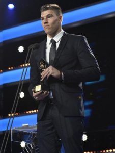 Becerra: "Estamos siendo sólidos atrás y efectivos arriba; esa es la línea" 2 Becerra, con el galardón que le acredita como mejor portero de Segunda en la temporada 2015/16 || Foto: LFP