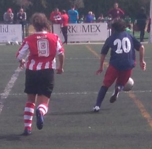 Diez minutos bastan al Atleti B ante el San Pío 2 Moni persigue a Ainoa Campo || Foto: Jesús Domínguez