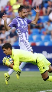 El 11 del Pucela: Jornada 8 2 Raúl atrapa un balón ante Míchel || Foto: LFP