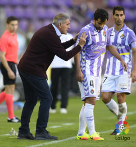 Paco Herrera da indicaciones a Álex López