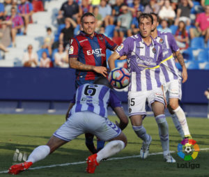 El Detalle: El Pucela iguala una racha negativa vigente desde 2004 2 Balbi despeja de un testarazo