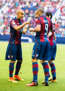 Roger, en plena celebración de un gol || Foto: Levante UD