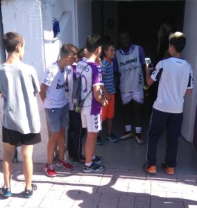 Café con aroma de crack 2 Sinisterra se fotografía con unos aficionados tras la victoria del Juvenil División de Honor ante el Real Madrid Foto: Jesús Domínguez