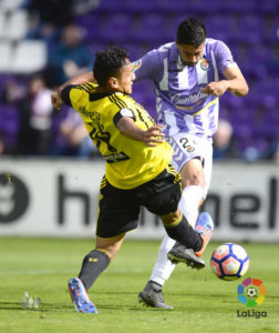 Álex Perez disputa un balón con Marcelo Silva
