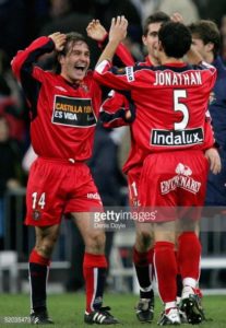 Y entonces David tumbó a Goliat 2 Jonathan celebra el gol que supuso la eliminación de Copa del Madrid en la 2004/05