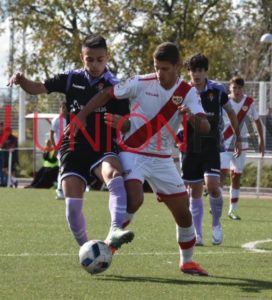 El añadido castiga al Real Valladolid DH 2 Nieto pugna un balón || Foto: Unión Rayo
