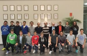 Algunos de los nuevos árbitros posan con sus profesores