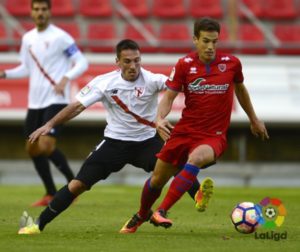 Iñigo Pérez conduce el balón
