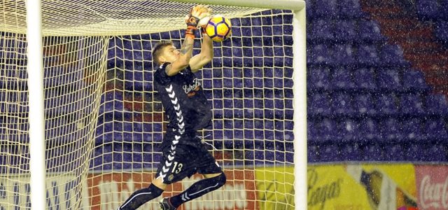 Isaac Becerra se supera y se apunta a los tres partidos sin encajar