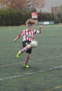 Peke despeja un balón Foto: Sergio Sanz