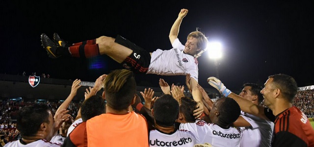 Diego Mateo cuelga las botas con honores en Newell's 1 Diego Mateo, manteado por sus compañeros