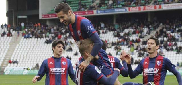 La Lupa: SD Huesca 1 Los jugadores del Huesca celebran un gol || Foto: Marca