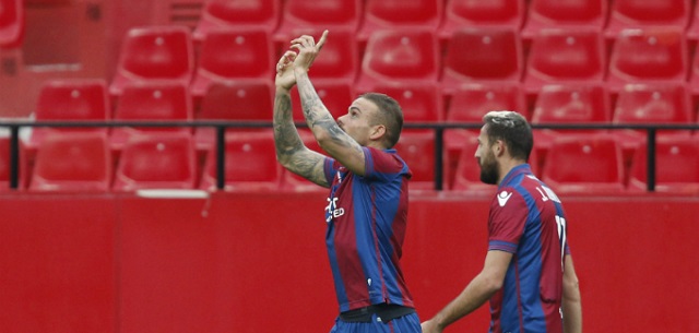 Roger celebra un gol con el Levante || Foto: LFP