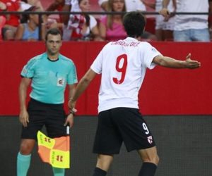 La Lupa: Sevilla Atlético 3 Carlos Fernández protesta una decisión arbitral durante un encuentro || Foto: ABC