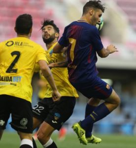 La Lupa: FC Barcelona B 2 Abel Ruiz cabecea un balón en el amistoso ante el Lleida Mundo Deportivo
