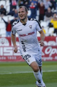 Zozulya celebra uno de sus goles 5maseldescuentoy