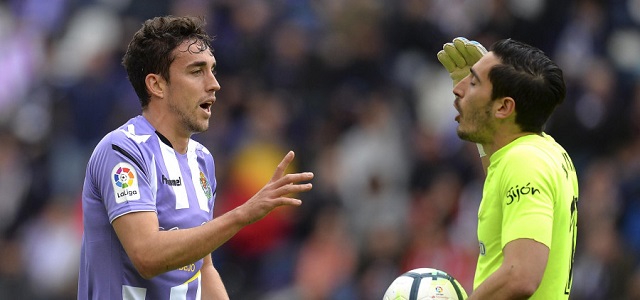 El Detalle: Ocho minutos para tirar la temporada 1 Mata habla con Mariño durante el encuentro || Foto: LFP