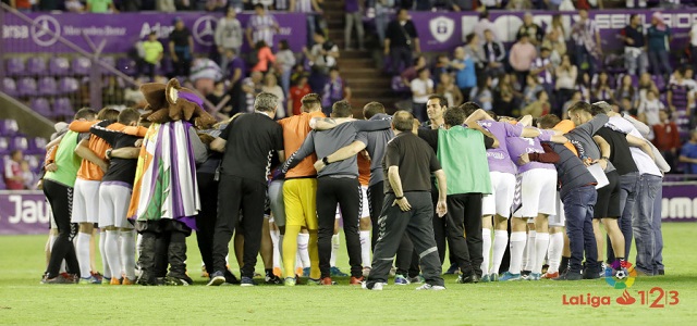 Los jugadores y el cuerpo técnico del Real Valladolid hacen una piña tras el final del partido ante Osasuna