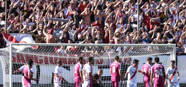 La afición del Rayo cede sus abonos a la del Pucela ante el elevado precio de las entradas 1 Foto: LFP