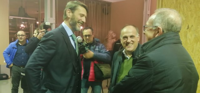 Tebas: "Carlos Suárez es un activo muy importante que el fútbol no debe perder" 1 Suárez Tebas 1