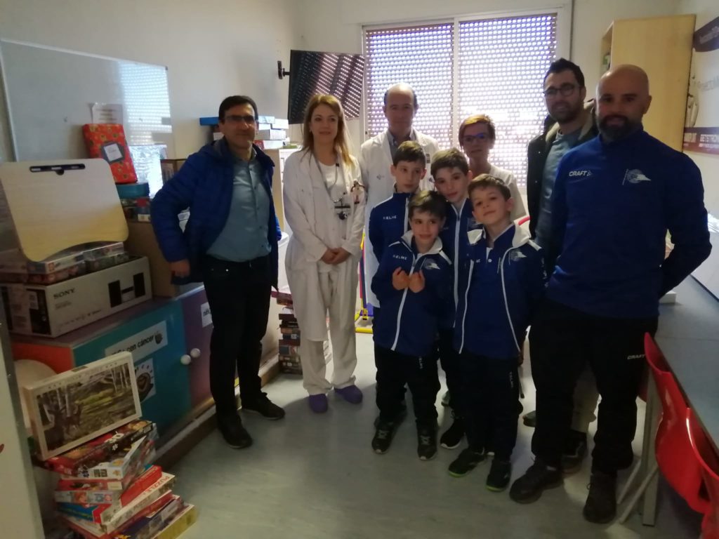 El CD Arces entrega al Hospital Clínico material para su unidad de pediatría 3 Directiva Arces Clínico Valladolid