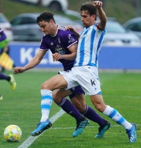El Real Valladolid Promesas resiste en la lucha por el play-off 2 Pugna por un balón