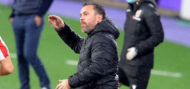 Sergio González: "Todo el Real Valladolid y los aficionados se merecían esta victoria" 1 Sergio González, bajo la lluvia, da órdenes a los suyos en el Valladolid-Athletic